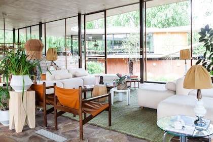 Los materiales se buscaron en armonía con los espacios de la casa. Sobre la alfombra de @elementosargentino, los sillones de bouclé y la mesa grande de guatambú de @rahola.estudio 