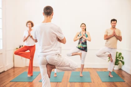 Los mats para la práctica de las asanas son de Tienda Yoga Mat.