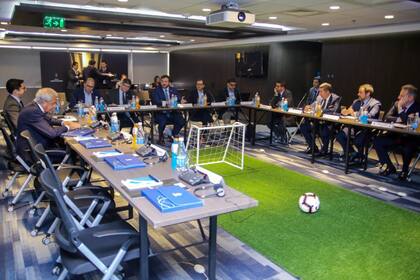 Los máximos dirigentes de los clubes semifinalistas reunidos ayer en la sede de Conmebol en Luque, Paraguay