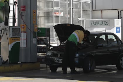 Los mayores argumentos en contra del GNC son su escasa autonomía; un cilindro de 60 litros (el más usado) equivale a unos 15 litros de nafta y permite circular en ciudad unos 150 kilómetros; también quita espacio en el baúl