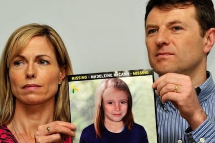 Los McCanns, en 2012, muestran una foto de cómo Madeleine sería a ese año