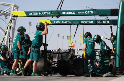 Los mecánicos de Aston Martin trabajan en el auto de Lance Stroll durante las pruebas de pretemporada de la Fórmula 1 en Bahréin