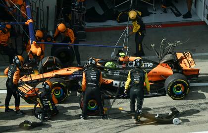 Los mecánicos de McLaren enganchan el auto de Lando Norris para ingresarlo al box, después del incidente entre el piloto británico con Max Verstappen, a falta de siete giros para el final del Gran Premio de Austria