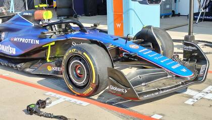 Los mecánicos ensayaron muchas veces cambios de neumáticos en el auto de Franco, que vivirá un fin de semana diferente en Texas, el primero de una única práctica y una carrera sprint.