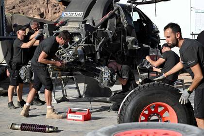 Los mecánicos, héroes silenciosos de los equipos que participan en el Rally Dakar: las tareas son contrarreloj para que el piloto no reciba penalizaciones.