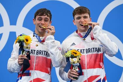 Los medallistas de oro, los británicos Thomas Daley y Matty Lee, posan con sus medallas después de ganar el evento final masculino de clavados sincronizados 