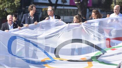 Los medallistas olímpicos junto a las autoridades, durante el acto de este jueves en el Obelisco porteño