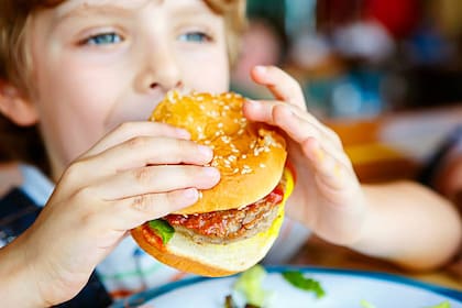 Los medallones de carne picada -como los que se utilizan para las hamburguesas- son uno de los alimentos más peligrosos para el consumo de niños.