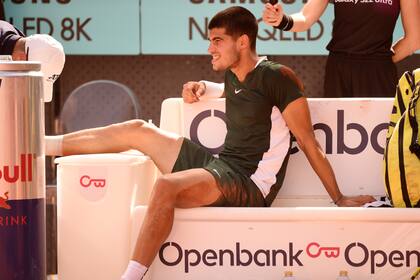 Los médicos asisten a Carlos Alcaraz tras su caída en el segundo set del partido ante Rafael Nada, por los cuartos de final del Masters 1000 de Madrid.
