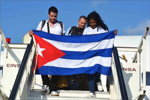 La encrucijada que enfrentan los médicos cubanos que trabajan en misiones fuera de su país