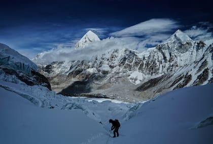 Los “médicos de la cascada de hielo” instalan cuerdas y escaleras en el Khumbu para habilitar rutas seguras hacia los campamentos superiores