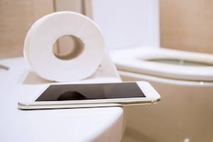 Revelan que usar el celular en el baño puede ser peligroso para la salud