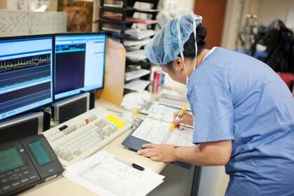 Los médicos en Puerto Rico cobran menos de la mitad que sus contrapartes en EE.UU., según el Colegio de Médicos y Cirujanos del territorio. En la foto una profesional de la salud en un hospital estadounidense.