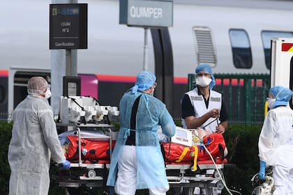 Los médicos franceses se preparan para subir a un paciente al tren de alta velocidad; Francia utiliza todos sus recursos para pelear contra el coronavirus