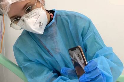 Los médicos usan teléfonos móviles para que los menores puedan verse con sus familiares