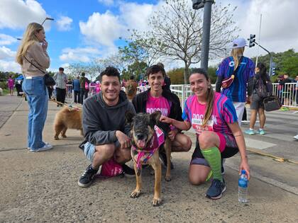 Los médicos veterinarios Lautaro Rodríguez, Nicholas Ron y Macarena Díaz Bailey junto a Vicen con su medalla finisher de la carrera DogRun.