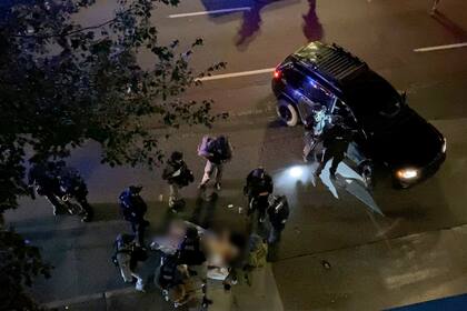 Los médicos y el personal policial rodean a la víctima