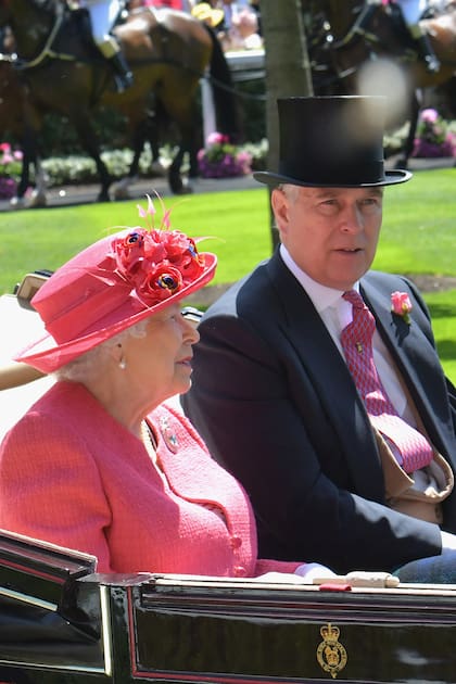 Los medios británicos especulan si es que la Reina Isabel II se hará cargo del millonario pago del acuerdo extrajudicial. (Photo by Kirstin Sinclair/Getty Images for Ascot Racecourse)
