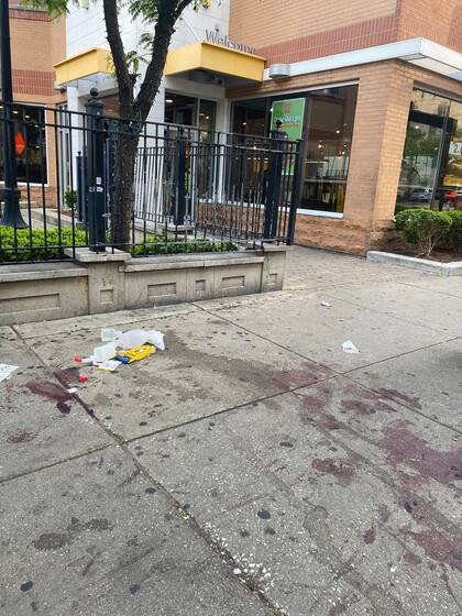 Los medios de comunicación de Chicago captaron los charcos de sangre que quedaron sobre el asfalto, horas después del tiroteo