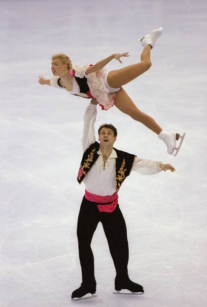 Los medios de comunicación rusos destacaron que los excampeones del mundo Evgenia Shishkova y Vadim Naumov estaban también en esa aeronave. “Lamentablemente, nuestros conciudadanos estaban allí”, declaró el portavoz del Kremlin, Dmitri Peskov.