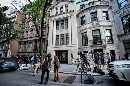 Los medios de comunicación se reúnen frente a la residencia de Ivana Trump, el jueves 14 de julio de 2022, en Nueva York.