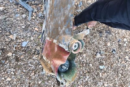 Los medios estatales iraníes mostraron fragmentos de un avión estadounidense derribado en esta imagen que fue tomada en el sudoeste de Irán y publicada el 3 de abril de 2026.