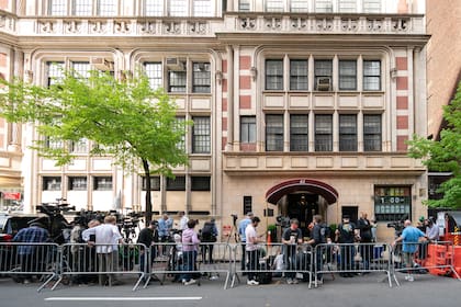 Los medios hacen guardia en la puerta del edificio