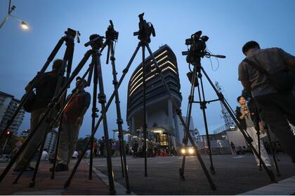 Los medios hacen guardia hoy en la sede de la oficina anticorrupción de Malasia