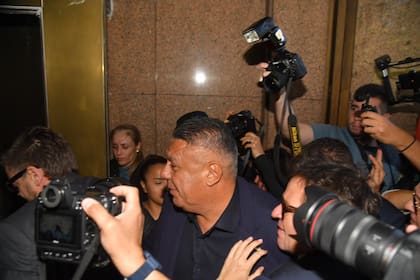 Los medios lo acompañaron hasta el ingreso de los tribunales