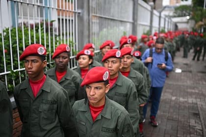 Los medios localers resaltaron que en algunos centros había más guardia que electores.