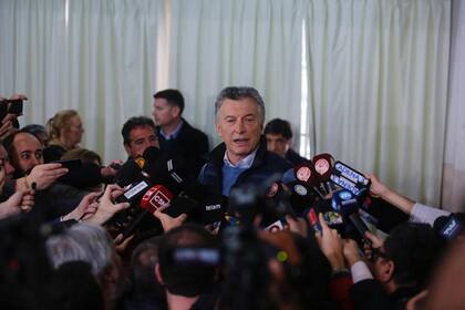 Los medios rodean al presidente después de votar en el colegio de Recoleta