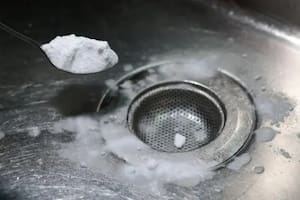 Cómo destapar una cañería con ingredientes caseros