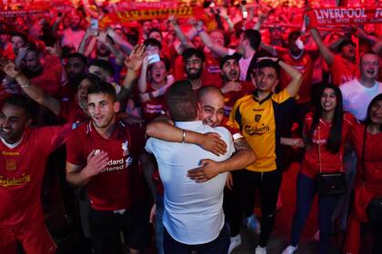 Los fanáticos del Liverpool festejan en Inglaterra