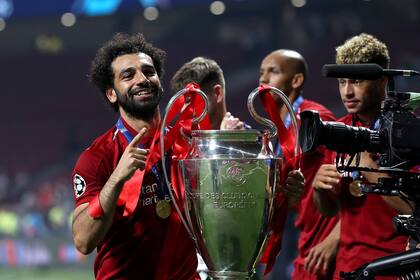 Mohamed Salah señala el trofeo de la UEFA Champions League