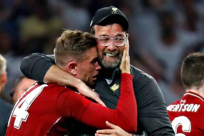 El DT del Liverpool Juergen Klopp festeja con Jordan Henderson después de ganar la Liga de Campeones