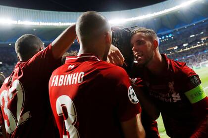 Divock Origi del Liverpool celebra su segundo gol con Fabinho, Jordan Henderson y otros compañeros de equipo