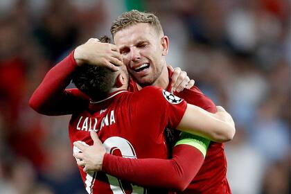 Adam Lallana y Jordan Henderson, de Liverpool, emocionados al final del partido