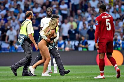 Una mujer invadió el campo de juego durante la final entre Liverpool y Tottenham