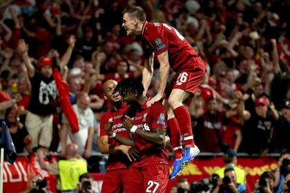 Divock Origi de Liverpool festeja con sus compañeros el segundo gol