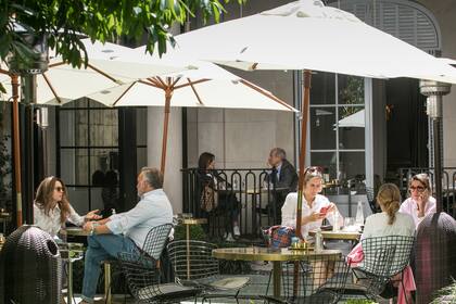 Los mejores momentospara disfrutar del patio son el almuerzo y el té.