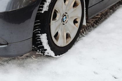 Los mejores neumáticos para nieve son Nokian Hakkapeliitta R5, Vikingo Continental Contacto 7 y Michelin X Ice Snow (Pexels/KarolaG)