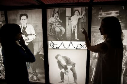 Los mejores trucos escapistas de Houdini recordados en imágenes.