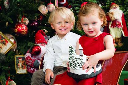 Los mellizos de los príncipes Alberto y Charlene de Mónaco protagonizaron la primera imagen navideña del año de la Casa Real