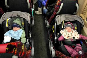 Una ONG, de exmilitares, logró evacuar de Rusia a dos bebés estadounidenses de viente subrogado