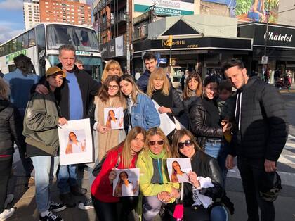 Los Mendizabal y Aruj en la tarde de hoy, con fotos de Macarena antes del accidente