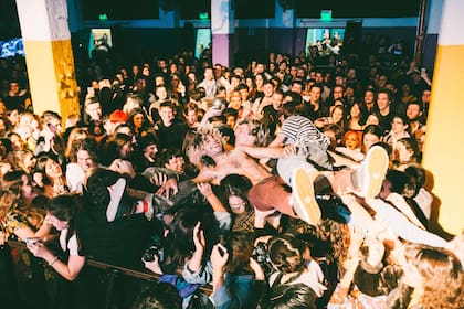 Los mendocinos Perras on the Beach terminó con "Mis amigos" y se despidieron de sus fans porteños con un stage diving