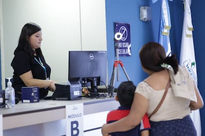 Los menores de edad deben ir a su cita acompañados por sus padres o tutores (Facebook/Migración Guate)