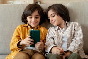 Los menores de edad pasan un total de dos meses al año conectados a una pantalla