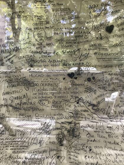 Los mensajes escritos por los vecinos de la juguetería