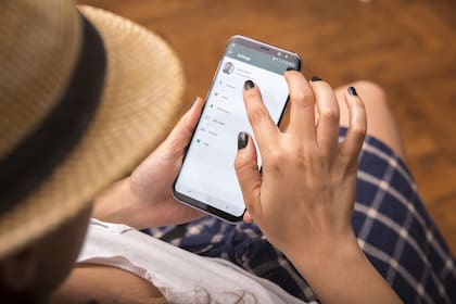 Los mensajes intercambiados en vida de la persona fallecida con los demás se utilizan para "educar" al bot para que conteste como lo haría él o ella